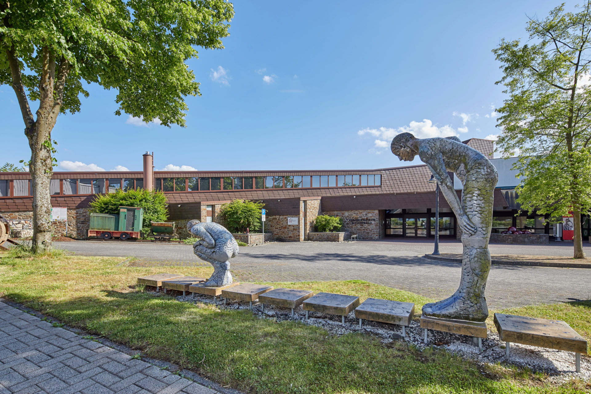 Skulpturen vor dem Keramikmuseum Westerwald